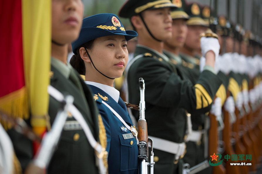 三軍儀仗隊女兵中隊，展現(xiàn)新時代巾幗英雄風采，三軍儀仗隊女兵中隊，新時代巾幗英雄的風采展現(xiàn)
