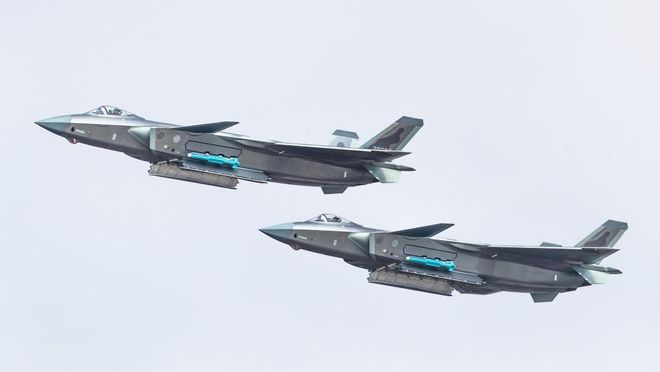 揭秘殲-20圖片，中國五代戰(zhàn)機的卓越風采，揭秘殲-20五代戰(zhàn)機卓越風采，戰(zhàn)機實拍圖展示中國力量