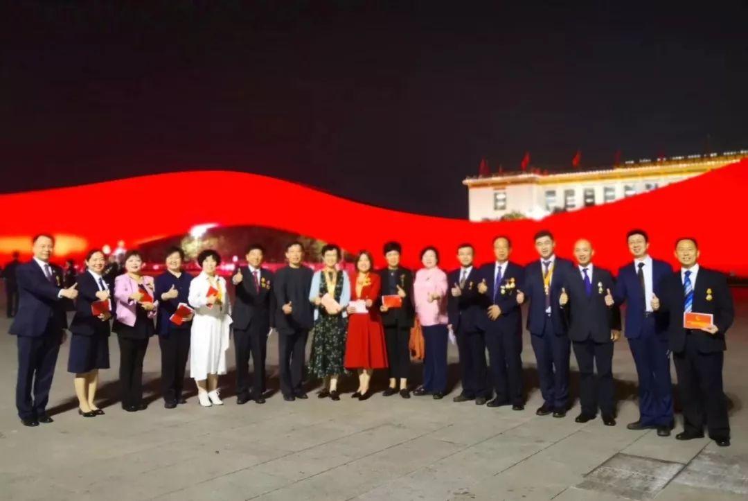 回顧歷史，見(jiàn)證輝煌——2019年國(guó)慶閱兵視頻，回顧歷史輝煌，見(jiàn)證時(shí)代榮光——國(guó)慶閱兵盛典回顧視頻