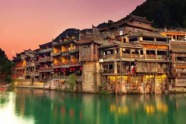 鳳凰古城住宿推薦，夜景觀賞最佳住宿指南，鳳凰古城住宿推薦，夜景最佳觀賞指南